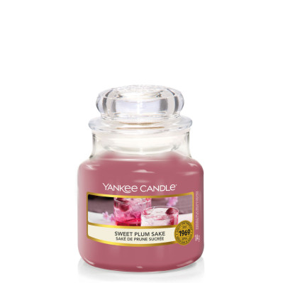 Vonná svíčka Yankee Candle SWEET PLUM SAKE classic malý 104 g