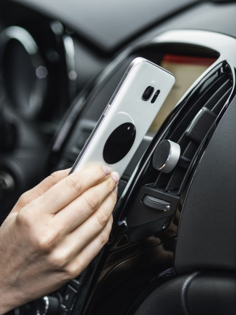 detail Hama Alu, držák mobilu do vozidla, připevnění na větrací mřížku