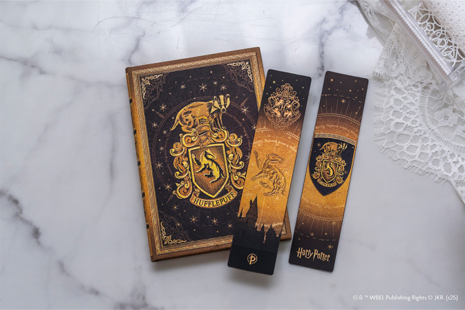 detail Paperblanks ZÁLOŽKA - MRZIMOR / Hufflepuff - Harry Potter