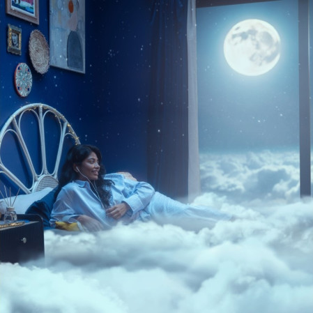 detail Yankee Candle Midsumer's Night, signature malá svíčka 110 g