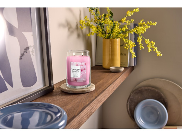 detail Yankee Candle Enchanting Cherry Blossom, signature velká svíčka 567 g