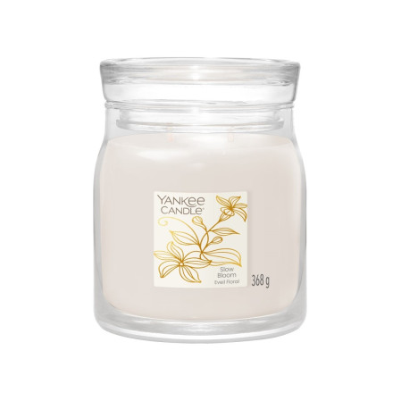 detail Yankee Candle Slow Bloom, signature střední svíčka 367 g