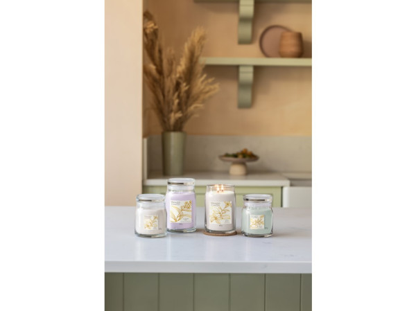 detail Yankee Candle Slow Bloom, signature střední svíčka 367 g