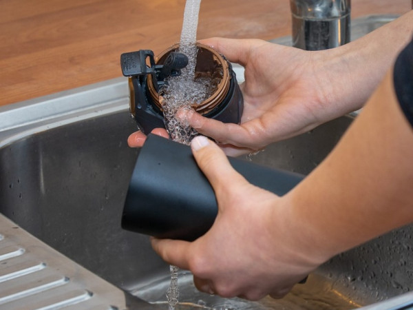 detail Contigo Termohrnek Pinnacle s bronzovým tlačítkem 300ml, Matte Black