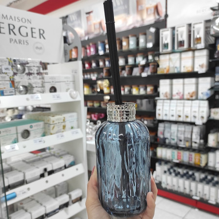 detail Maison Berger QUINTESSENCE modrý difuzér s vůní Zlatavá pšenice, 200ml