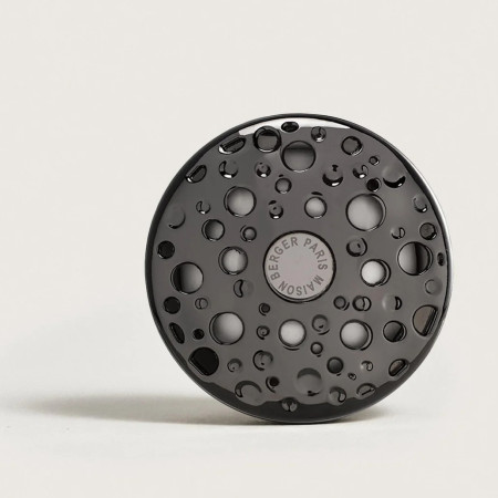 detail Maison Berger Dárková sada Ophelia, vůně do auta Liliflora a klíčenka