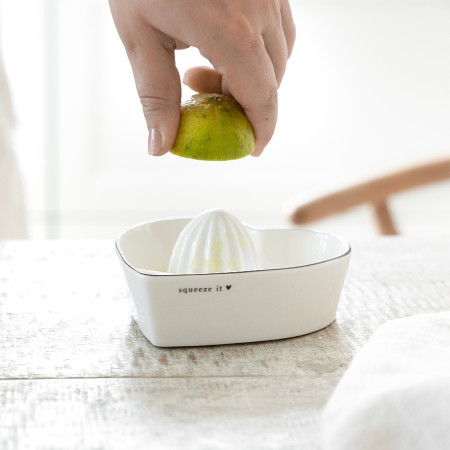 detail Bastion Collections CITRUS squeezer, White Squeeze it 13x4cm