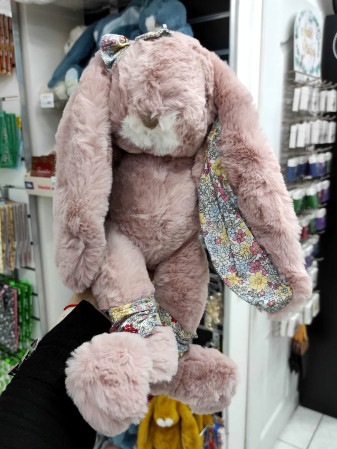 detail Bukowski Zajíček STRAWBERRY Flower Power, 35cm květinová mašle