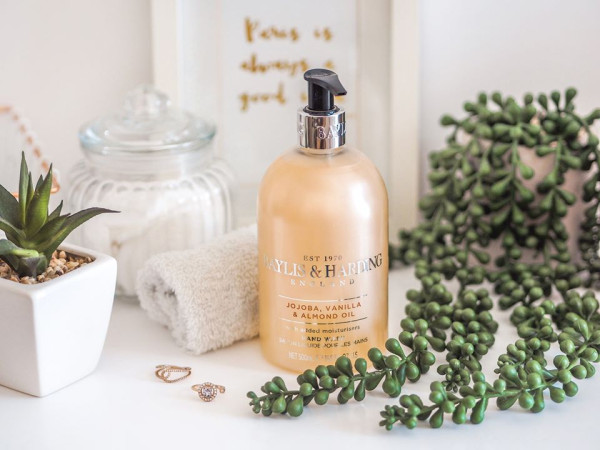 detail Baylis & Harding tekuté mýdlo - JOJOBA, HEDVÁBÍ A MANDLOVÝ OLEJ, 500 ml