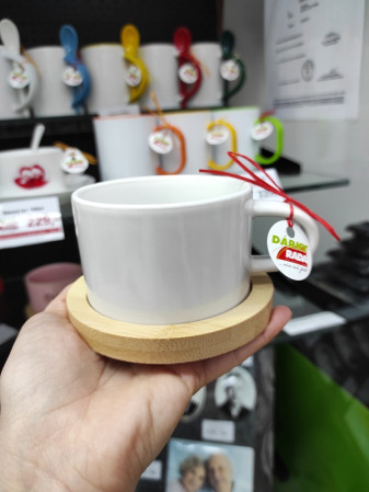 detail Fotohrnek Hrnek MAKRONKA s bambusovým podšálkem BÍLÁ