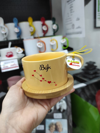 detail Fotohrnek MAKRONKA s bambusovým podšálkem MERUŇKOVÁ