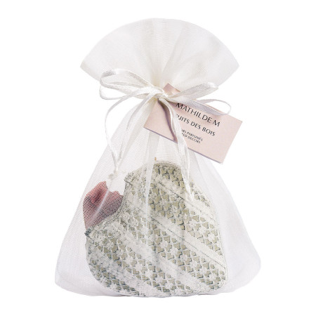 detail Mathilde M. - FRUITS DES BOIS, vonný jíl v kovovém srdíčku