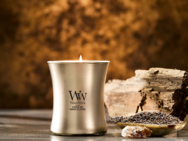 detail WoodWick CYPRESS ORE, střední svíčka 275g