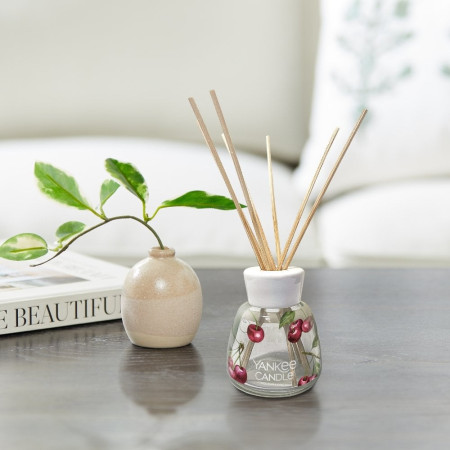 detail Yankee Candle Reed difuzér BLACK CHERRY, 100 ml, signature