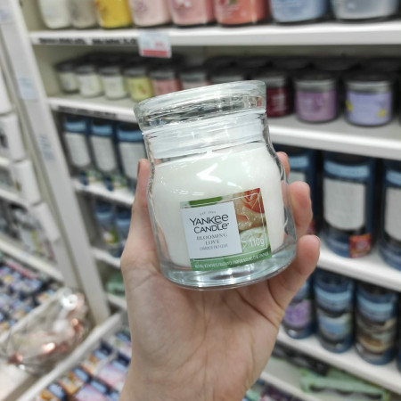 detail Yankee Candle BLOOMING LOVE, signature malá svíčka 110g