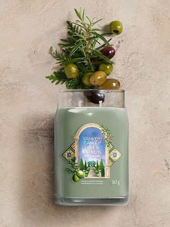 detail Yankee Candle OLIVE & CYPRESS, signature velká svíčka 567g