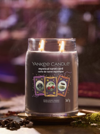 detail Yankee Candle Halloween MYSTICAL TAROT CARD, signature velká svíčka 567g