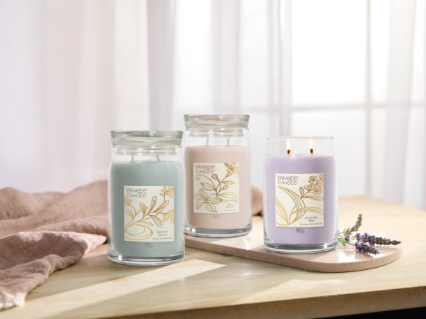 detail Yankee Candle SLOW BLOOM, signature velká svíčka 567g