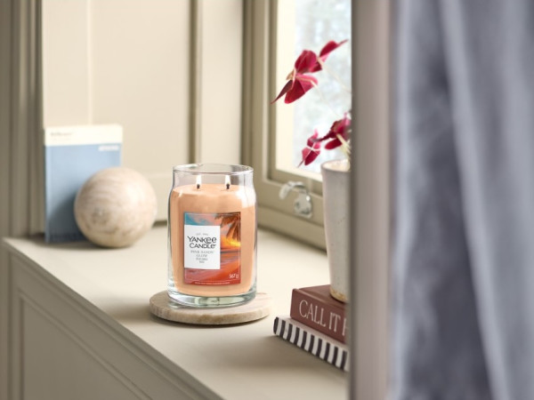 detail Yankee Candle PINK SANDS GLOW, signature velká svíčka 567g