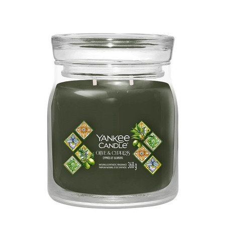 detail Yankee Candle OLIVE & CYPRESS, signature střední svíčka 368g
