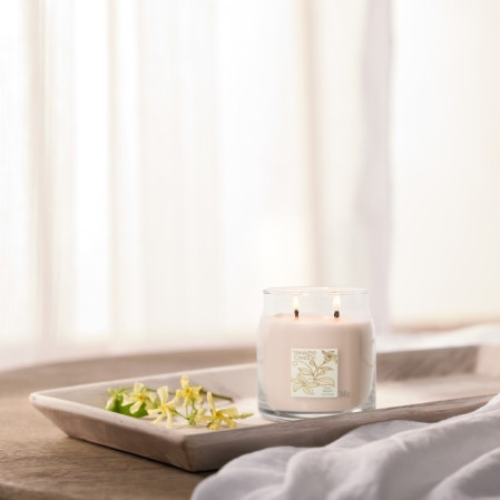 detail Yankee Candle Slow Bloom, signature střední svíčka 367 g