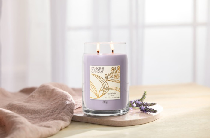 detail Yankee Candle Lavender Bliss, signature velká svíčka 567g