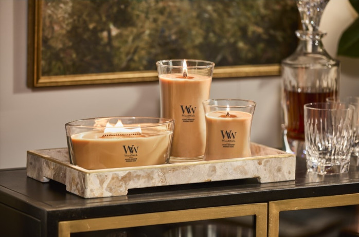 detail Vonná svíčka WoodWick GOLDEN BOURBON, široký knot 453g