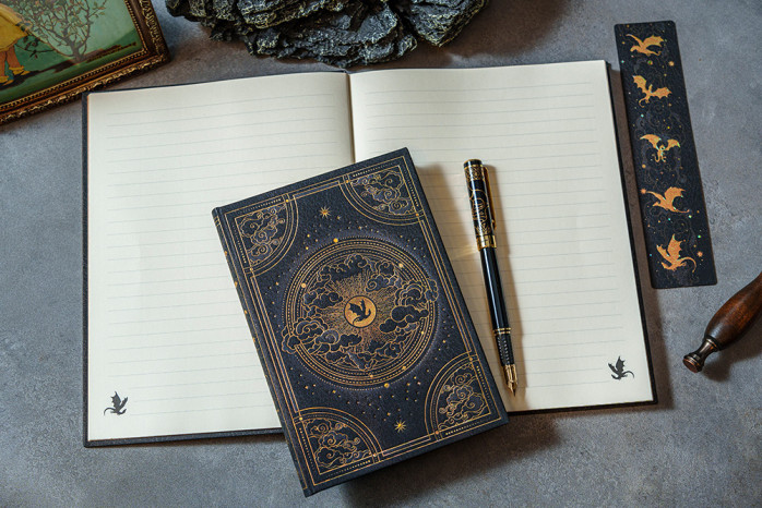 detail Paperblanks Penál - Shadows of Navarre, Fourth Wing