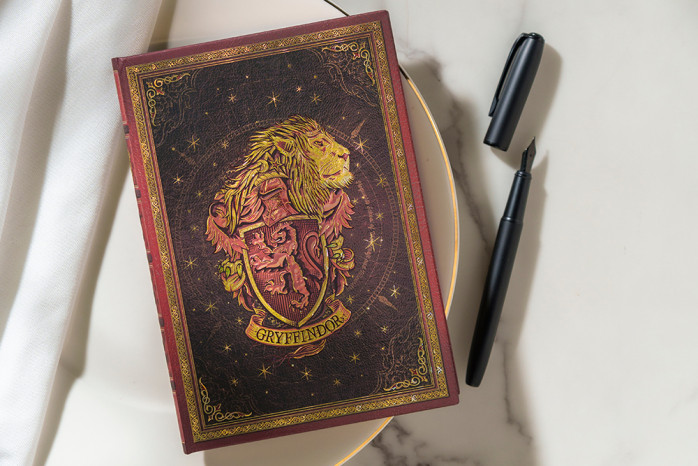 detail Paperblanks MIDI zápisník - Nebelvírský deník / Harry Potter, linkovaný