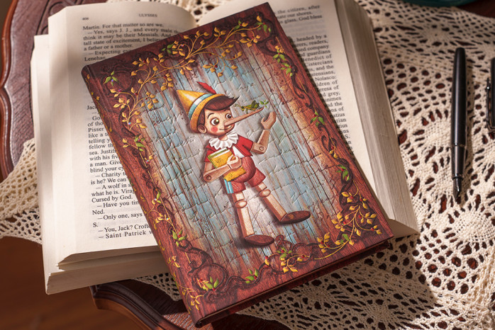 detail Paperblanks MIDI zápisník - Pinocchio, Carlo Callodi, linkovaný