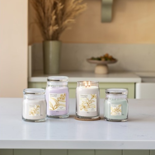 detail Yankee Candle Lavender Bliss, signature střední svíčka 368 g