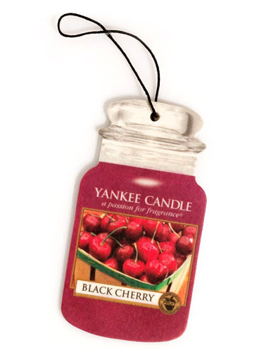 detail Yankee Candle BLACK CHERRY papírová visačka do auta 1 ks