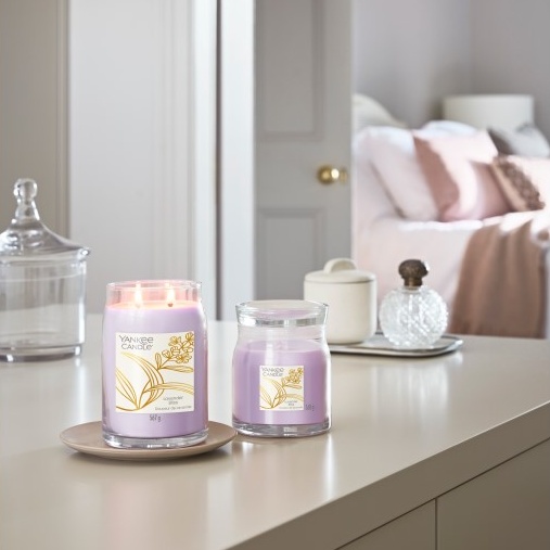 detail Yankee Candle Lavender Bliss, signature střední svíčka 368 g