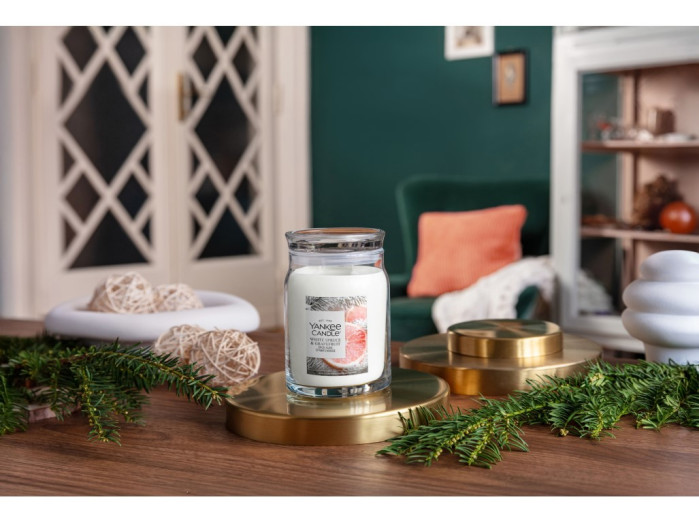 detail Yankee Candle White Spruce & Grapefruit, signature velká svíčka 567g