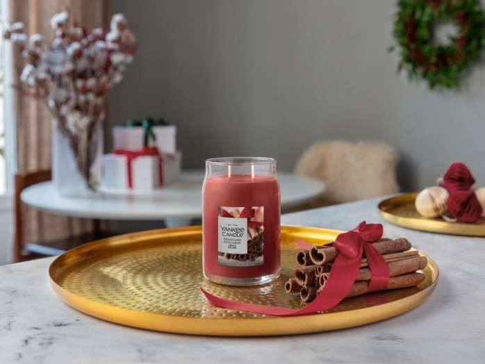 detail Yankee Candle Sparkling Cinnamon, signature velká svíčka 567 g