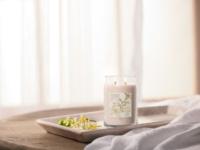 detail Yankee Candle Slow Bloom, signature velká svíčka 567g