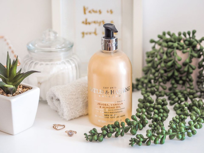 detail Baylis & Harding tekuté mýdlo - JOJOBA, HEDVÁBÍ A MANDLOVÝ OLEJ, 500 ml
