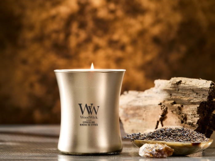 detail WoodWick CYPRESS ORE, střední svíčka 275g