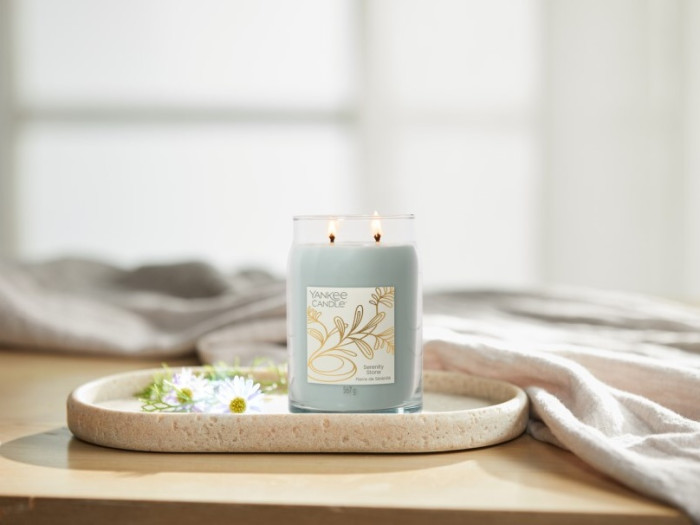 detail Yankee Candle Serenity Stone, signature velká svíčka 567g