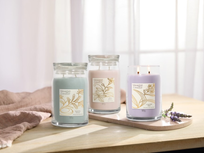 detail Yankee Candle Slow Bloom, signature velká svíčka 567g