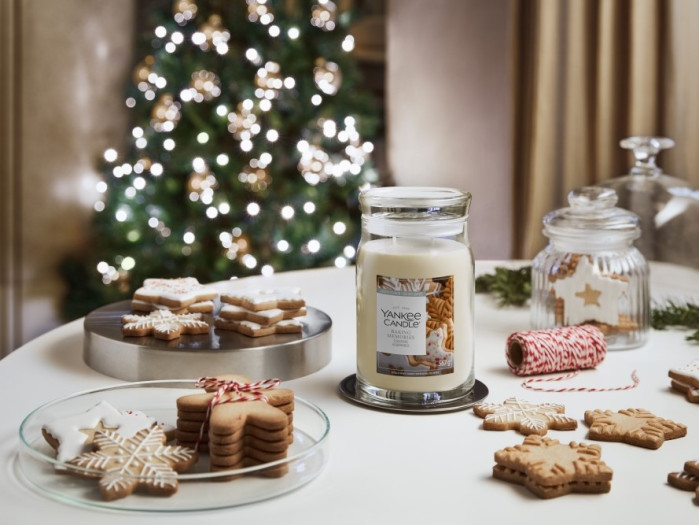 detail Yankee Candle Baking Memories, signature velká 567g