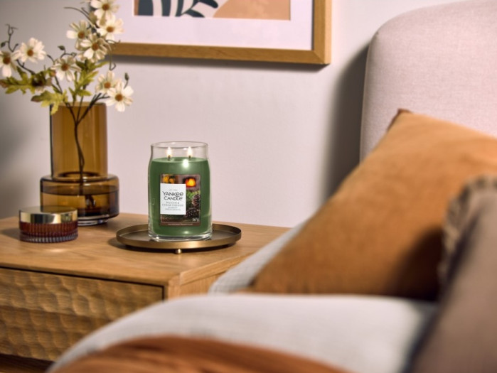 detail Yankee Candle Balsam & Cedar Fireside, signature velká svíčka 567g