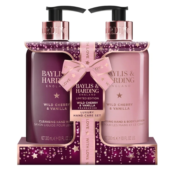 detail Baylis&Harding Wild Cherry & Vanilla Sada péče o ruce 2x 300ml