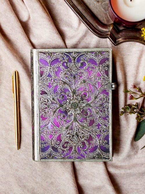 detail Paperblanks ULTRA zápisník - Aubergine, 240stran, linkovaný, kovové spony