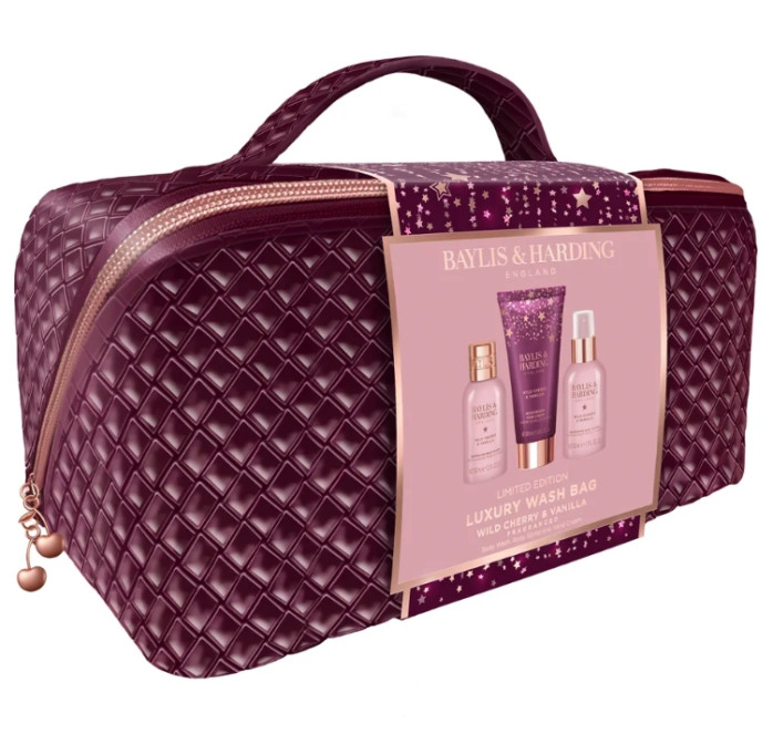 detail Baylis&Harding Wild Cherry & Vanilla Sada péče o tělo v taštičce, 4dílná