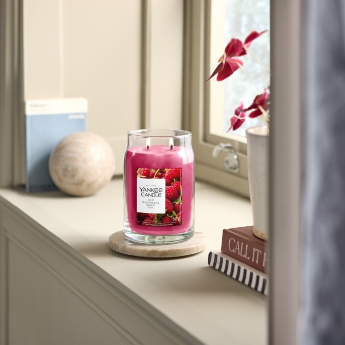 detail Yankee Candle Red Raspberry, signature velká svíčka 567 g