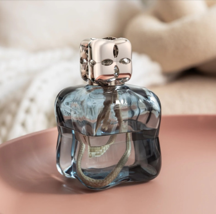 detail Maison Berger COSY BLUE, katalytická lampa, náplň 250ml Cozy Musk
