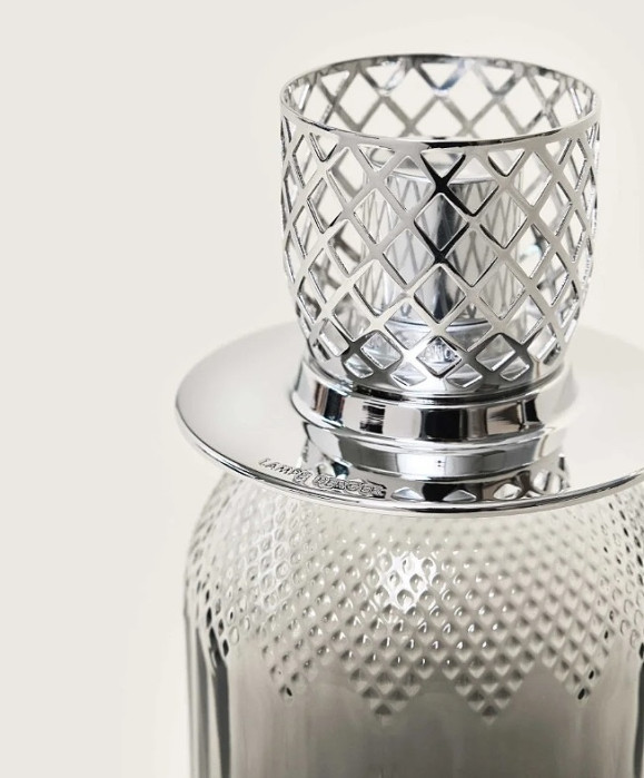 detail Maison Berger EVANESCENCE šedá, katalytická lampa s náplní Mystická kůže
