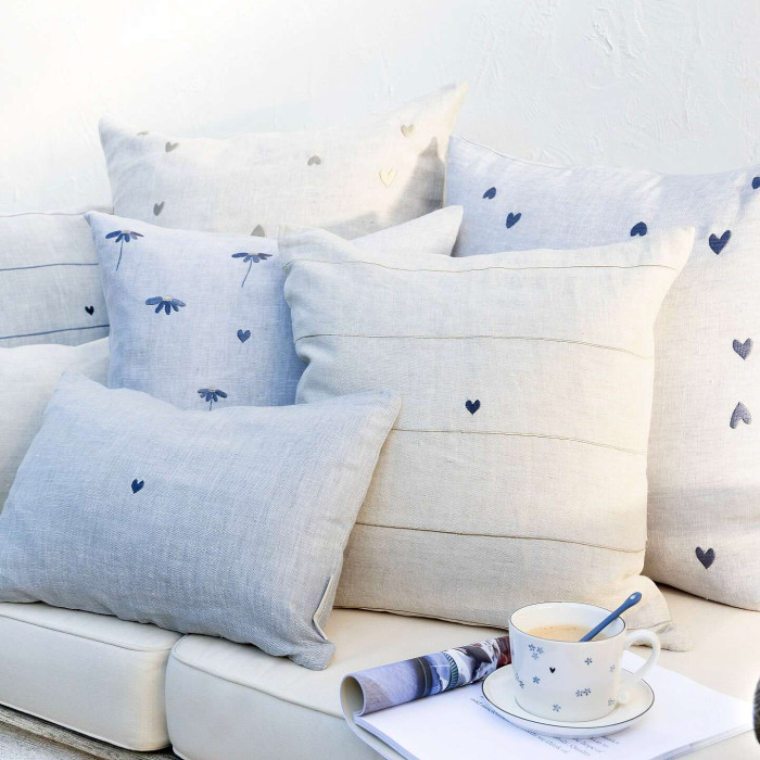 detail Bastion Collections POLŠTÁŘ 60x60cm, BLUE all HEARTS