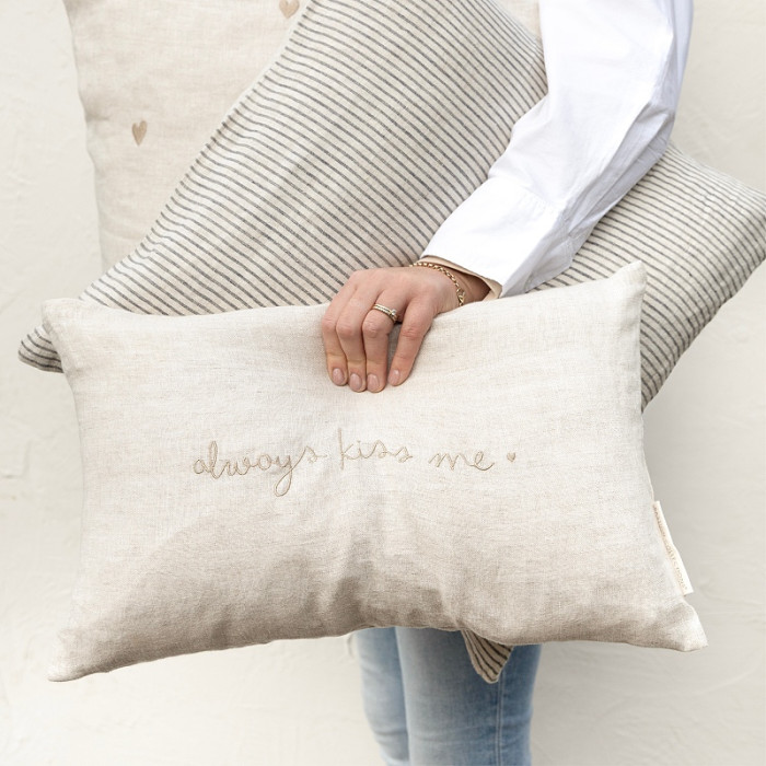detail Bastion Collections Polštář 30x50cm NATUREL Always kiss me 100% Linen